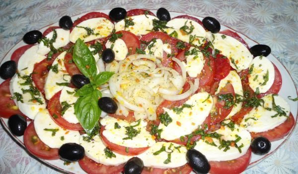 Салата с розови домати, моцарела, лук и босилек