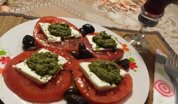 Салата с розови домати, сирене и песто