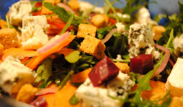 Салата с рукола, цвекло и синьо сирене