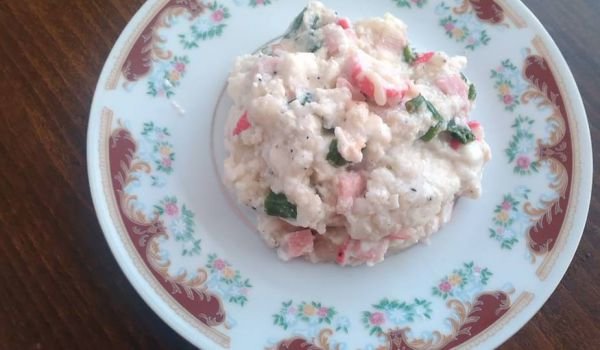 Салата с рулца от раци и извара