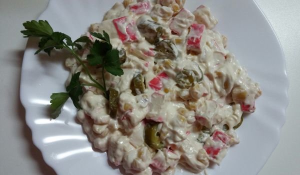 Салата с рулца от раци и майонеза
