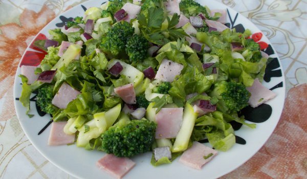 Салата с тиквички броколи и маруля