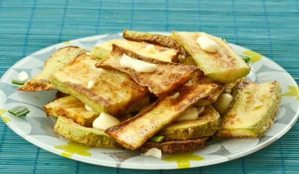 Салата с тиквички и кедрови ядки