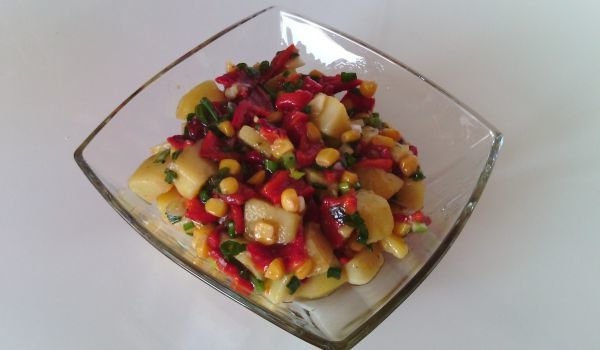 Салата с царевица, картофи и пипер