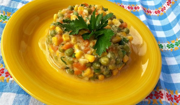 Салата с царевица, моркови и грах