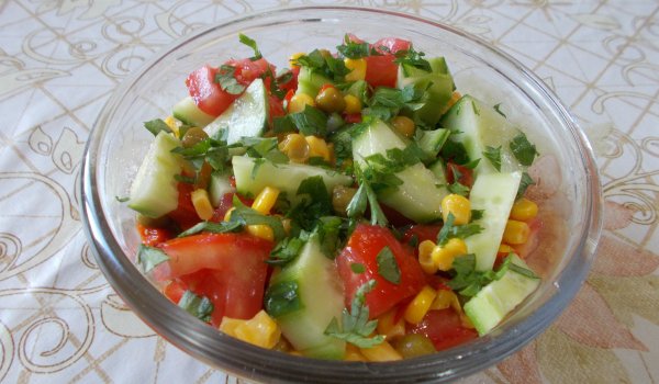 Салата с царевица