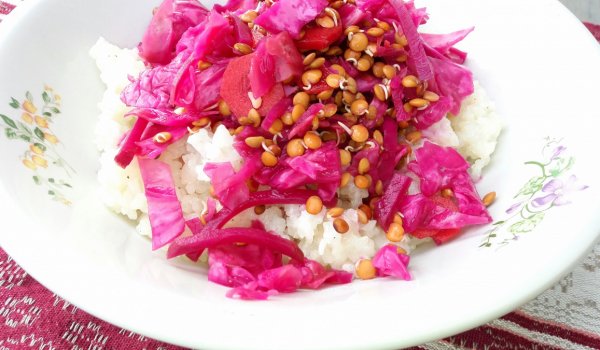 Салата с цвекло от туршия, кисело зеле и кълнове от леща