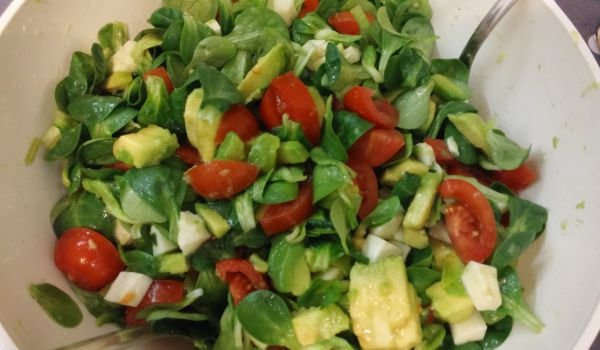 Салата с тученица и авокадо