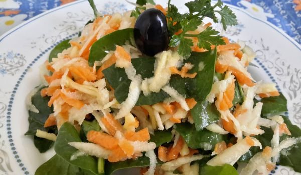 Салата със спанак, ябълки, алабаш и моркови