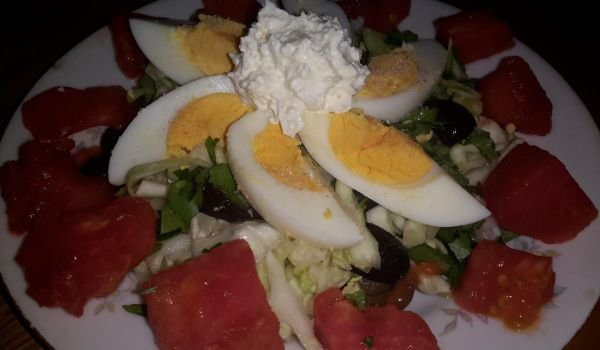 Салата със зеле, маслини и яйца