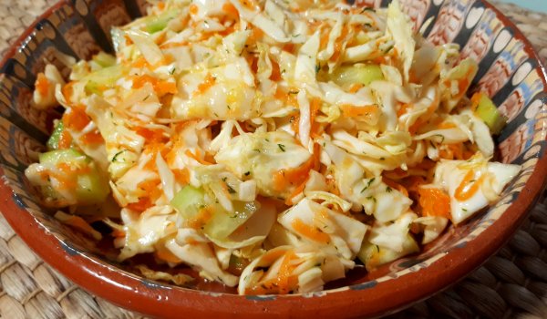 Салата със зеле, моркови и краставици