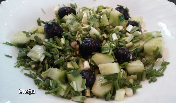 Салата със зелен лук, краставица и маслини