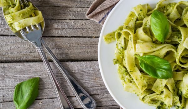 Салата със зелена паста