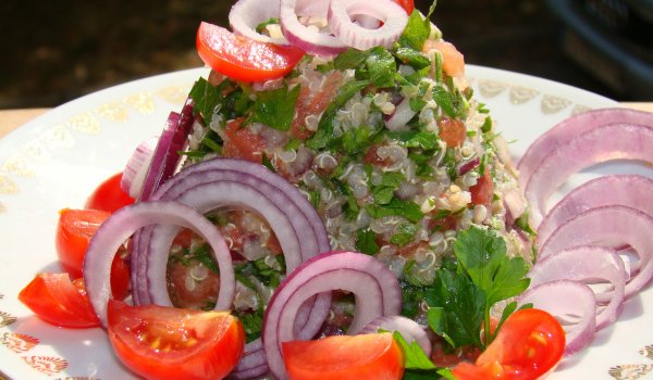 Салата Табуле с киноа и чери домати