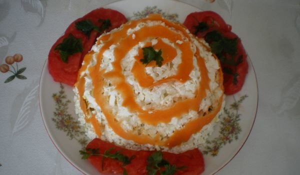 Салата-торта с варени картофи