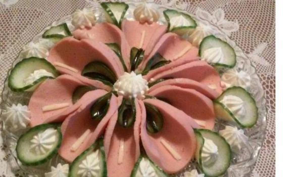 Салата Цвете с колбас