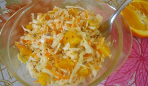 Салата зеле, моркови, ябълка и портокал