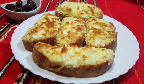 Сандвич с яйце, сирене и кашкавал