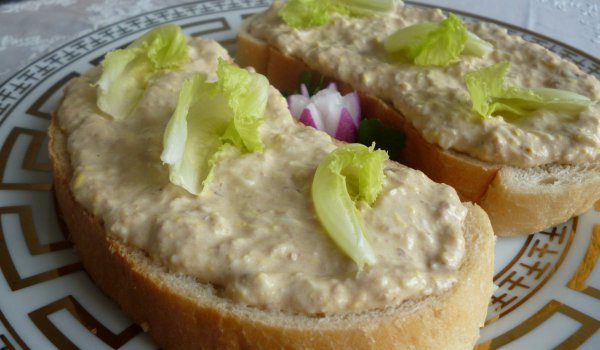 Сандвич с майонеза и риба тон