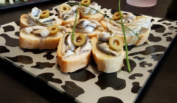 Сандвичи с аншоа и маслини