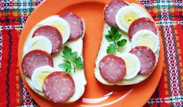 Сандвичи с яйце и салам