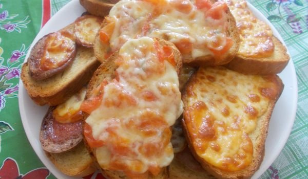 Сандвичи с кашкавал и кълцани домати