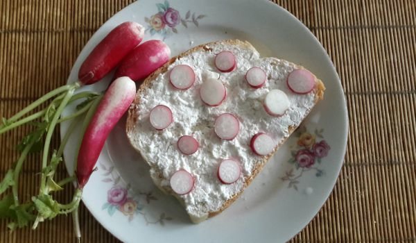 Сандвичи с масло, сирене и репички