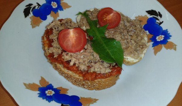 Сандвичи с риба тон и лютеница