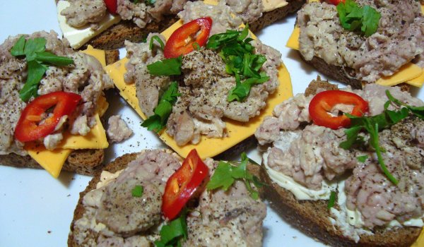 Сандвичи с три вида сирене и сварен мозък