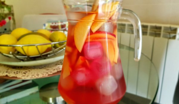 Сангрия с розе, ром и бренди