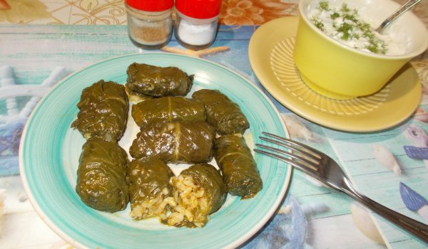 Сарми от лапад с кайма, ориз и маслини