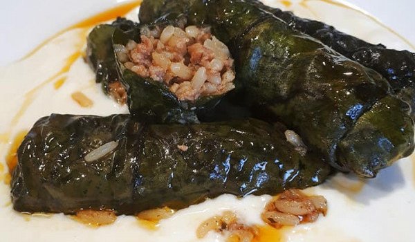 Сарми с листа от цвекло и млечен сос