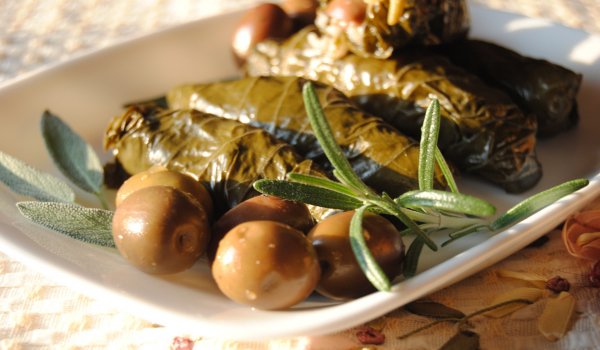 Сарми с ориз, маслини и стафиди
