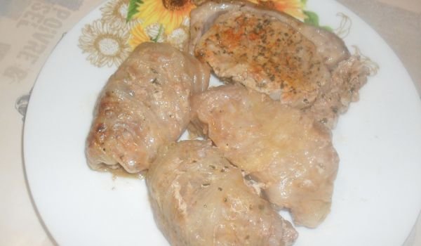 Сармички и свински пържолки в гювеч на фурна