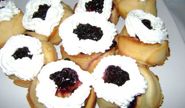 Саварини със сметана и сладко