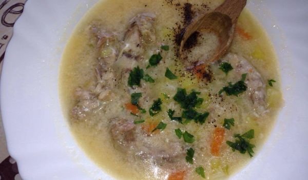 Селска чорба с пилешки шийки и застройка