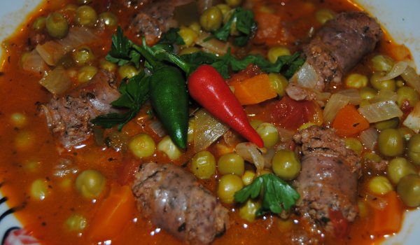 Селска яхния с грах и суджук