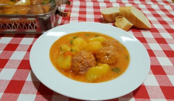 Селска яхния с картофи и кюфтета