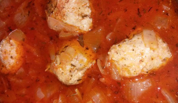 Селска яхния с лук и кюфтенца