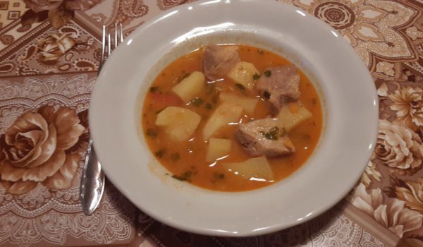 Селска картофена яхния със свинско месо