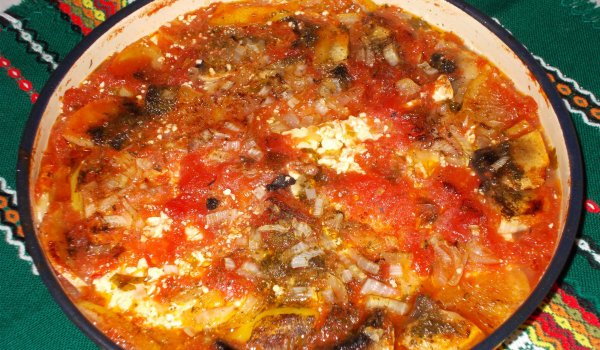 Селска печена гозба със сирене и домати