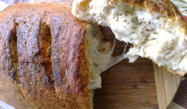 Селска питка с кашкавал, масло и чубрица