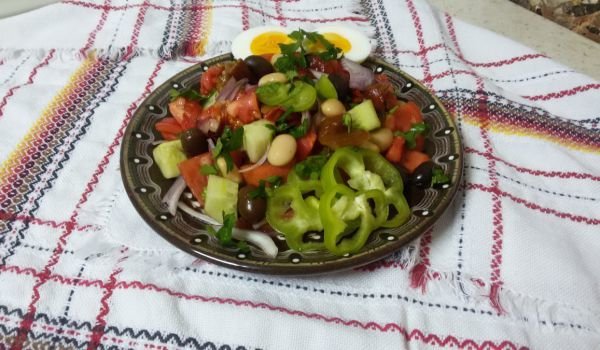 Селска салата с боб