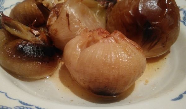 Селска салата с печен лук