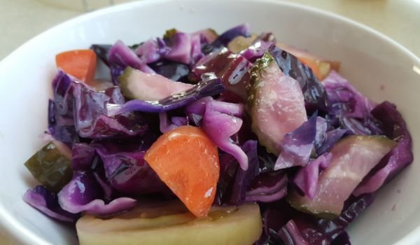 Селска туршия с червено зеле