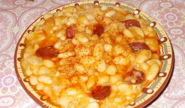 Селски боб със зеле, луканка и мас