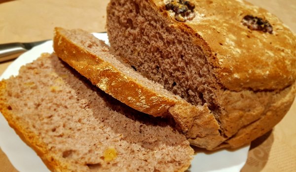 Селски хляб с орехи и вино