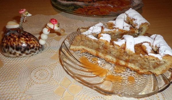 Селски пай с ябълки и орехи