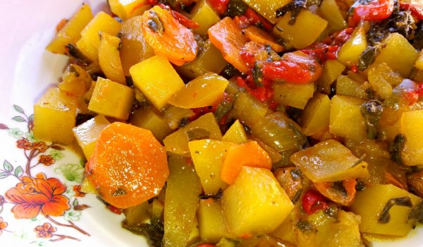 Селски постен гювеч с червени картофи и лапад