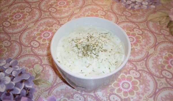 Селски таратор с орехи и овче мляко